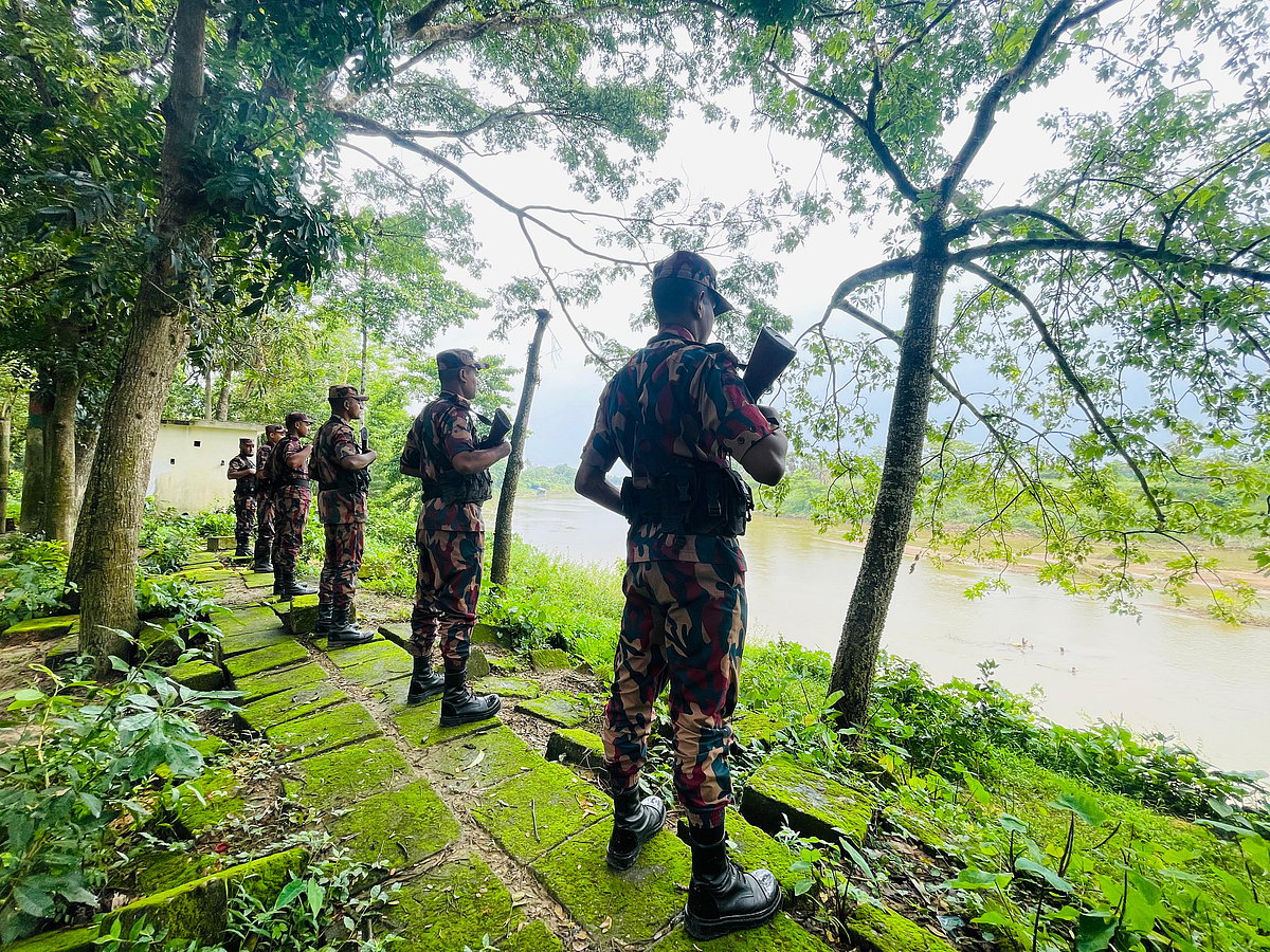 পুশ ইন শঙ্কায় কুমিল্লার সীমান্তে বাড়তি সতর্কতা অবলম্বন করছেন বিজিবির সদস্যরা। মঙ্গলবার কুমিল্লা আদর্শ সদর উপজেলার কটক বাজার এলাকায় গোমতী নদীর পাড়ে