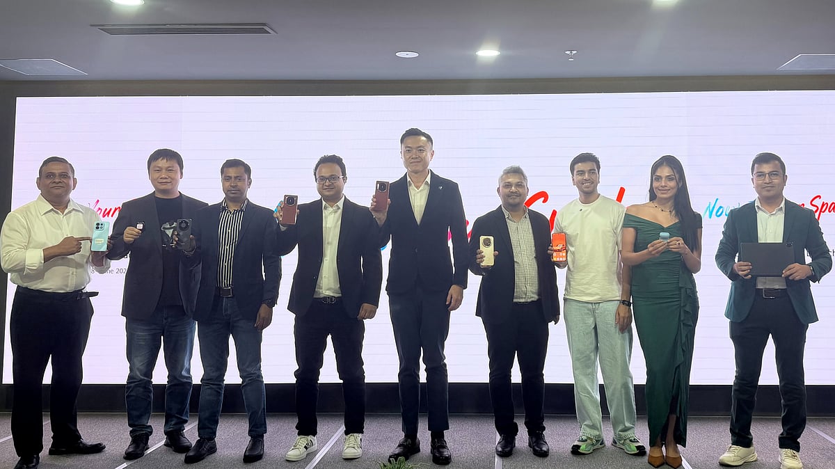নতুন মডেলের স্মার্টফোন, ট্যাবলেট কম্পিউটার, স্মার্ট ঘড়ি হাতে অতিথিরা