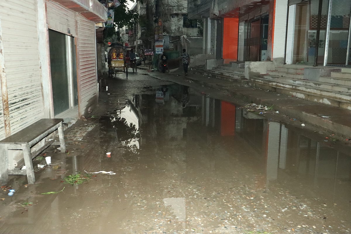 সামান্য বৃষ্টিতেই সড়কে জমে যায় পানি। এতে চলাচলে ভোগান্তির শিকার হন স্থানীয় বাসিন্দারা। গতকাল ফরিদপুর শহরের ঝিলটুলী আলহাজ বদিয়ার রহমান মোল্লা সড়কে