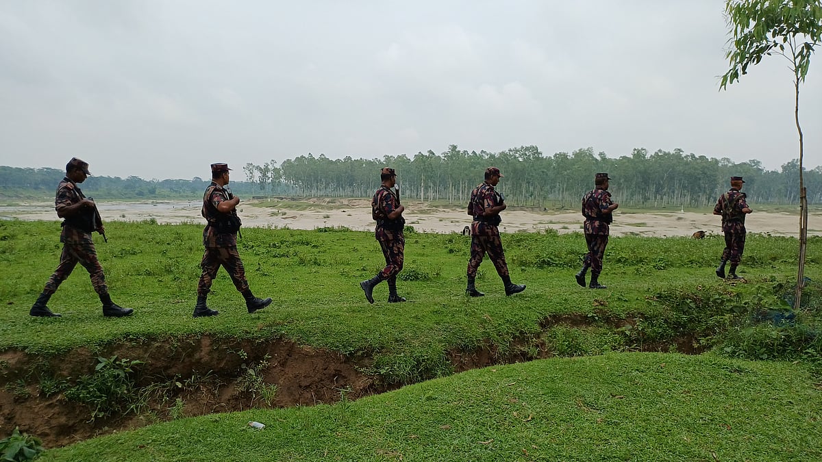 পঞ্চগড়ে সীমান্তে পুশ ইন ঠেকাতে সতর্ক অবস্থানে আছেন পঞ্চগড় ১৮ বিজিবি ব্যাটালিয়নের আওতাধীন মীরগড় বিওপির সদস্যরা। আজ বুধবার দুপুরে সদর উপজেলার ধাক্কামারা ইউনিয়নের মীরগড় সীমান্তে
