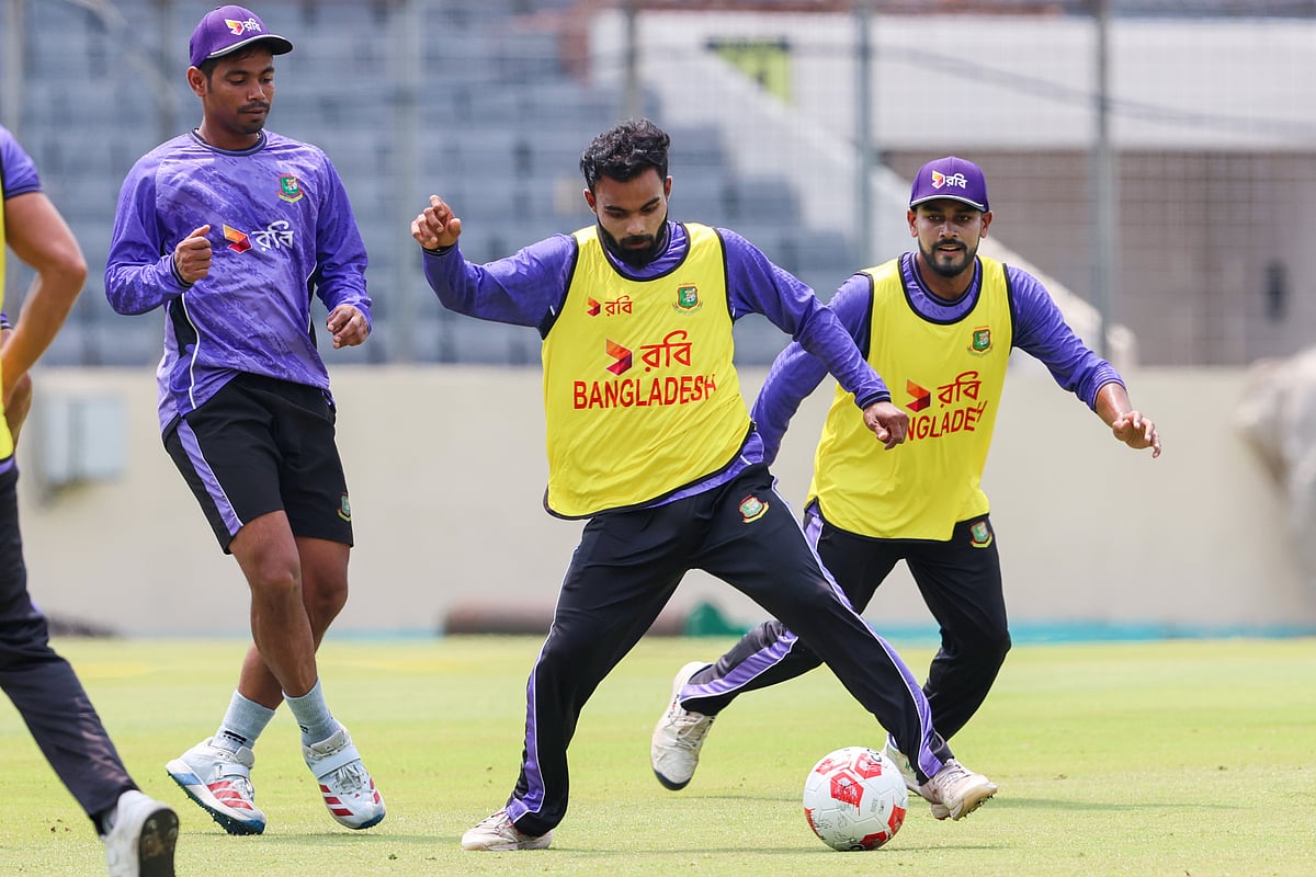 বাংলাদেশ দলের অনুশীলনের শুরুতে নিয়মিতই হয় ফুটবল খেলা