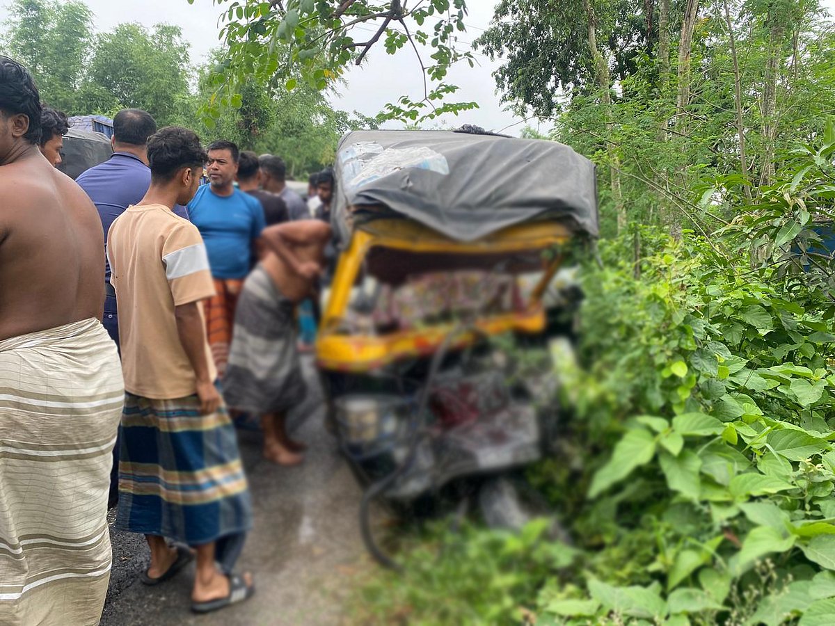 রাজশাহীর মোহনপুর উপজেলার খাড়ইল এলাকায় দুর্ঘটনায় মাহিন্দ্রা গাড়িটি দুমড়েমুচড়ে যায়