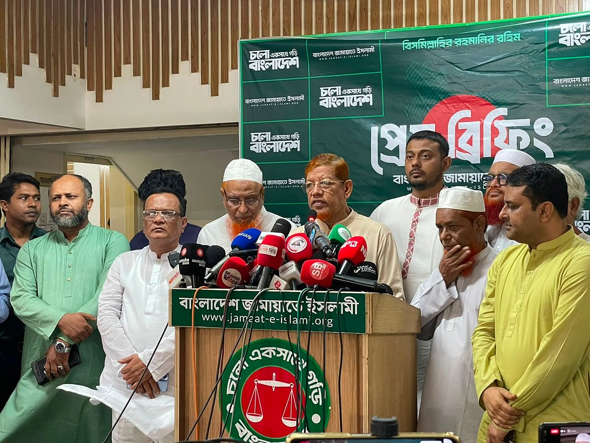 সংবাদ সম্মেলনে ১১–দলীয় ঐক্যের লিয়াজোঁ কমিটির সমন্বয়ক ও জামায়াতের সহকারী সেক্রেটারি জেনারেল হামিদুর রহমান আযাদ