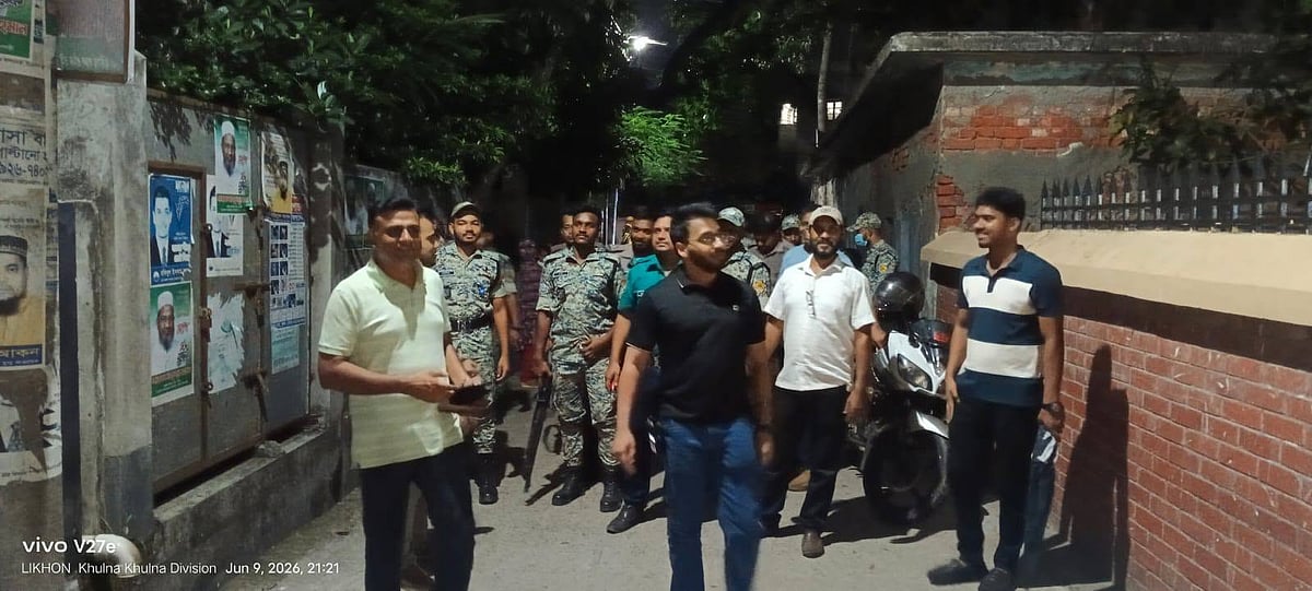 গত সাত দিনে খুলনায় বিশেষ অভিযানে চার শতাধিক আসামিকে গ্রেপ্তার করেছে খুলনা মেট্রোপলিটন পুলিশ
