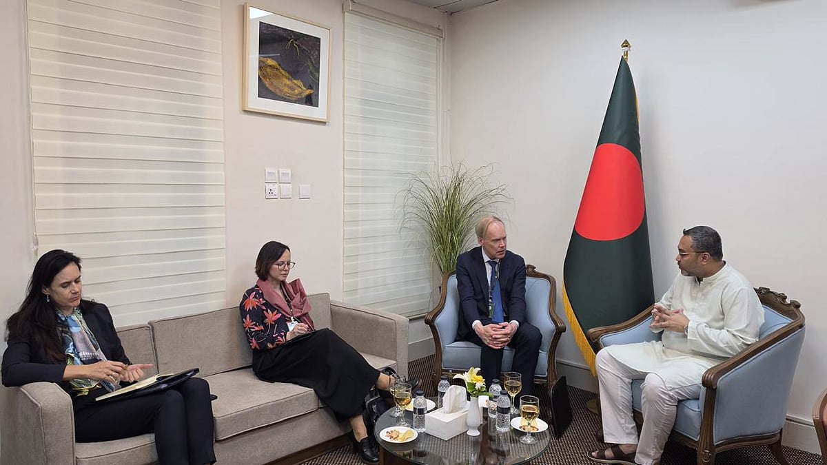 প্রধানমন্ত্রীর কার্যালয়ে ইউরোপীয় ইউনিয়নের (ইইউ) প্রতিনিধিদলের সঙ্গে বৈঠক করেন প্রধানমন্ত্রীর উপদেষ্টা ও প্রধানমন্ত্রীর কার্যালয়ের মুখপাত্র মাহদী আমিন (ডানে)। ঢাকা, ১০ জুন ২০২৬