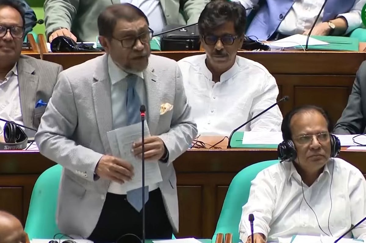 জাতীয় সংসদে সংসদ সদস্যদের প্রশ্নের জবাব দেন স্বাস্থ্যমন্ত্রী সরদার মো. সাখাওয়াত হোসেন। ১০ জুন