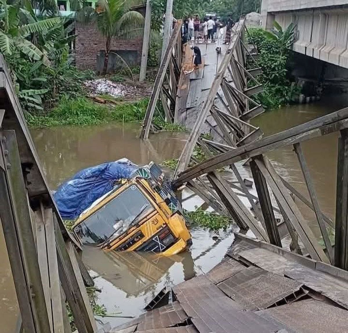 পিরোজপুরে মঠবাড়িয়া উপজেলায় বেইলি ব্রিজ ভেঙে খালে পড়ে যায় পণ্যবাহী ট্রাক। আজ বুধবার সকালে উপজেলার দেবীপুর এলাকায়