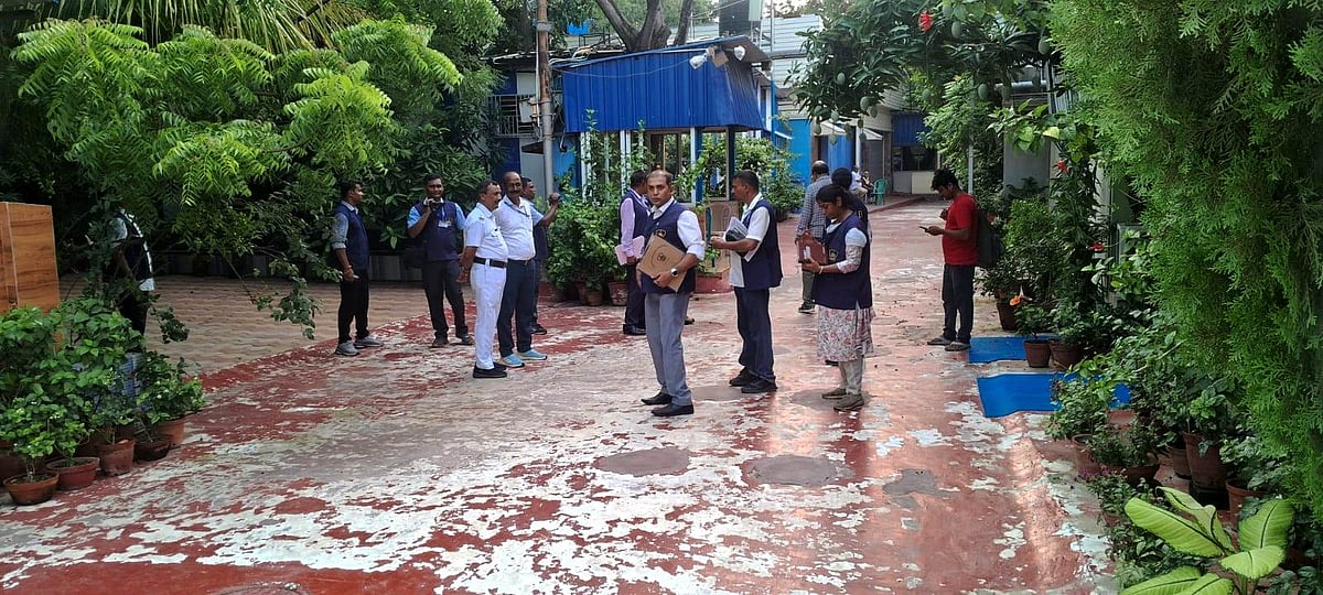 কলকাতার কালীঘাটে মমতার বাসভবন-সংলগ্ন দপ্তরে মঙ্গলবার বিকেলে তল্লাশি চালায় সিআইডির একটি দল