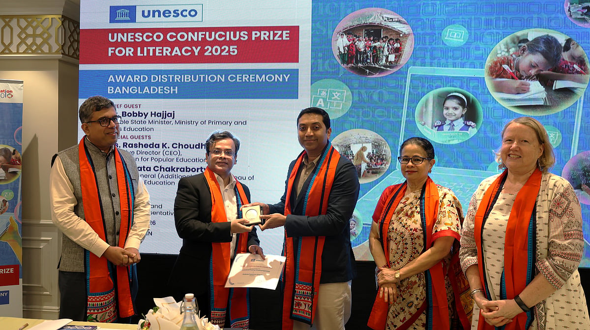 আজ রাজধানীতে এক অনুষ্ঠানে ইউনেসকোর ‘কনফুসিয়াস সাক্ষরতা পুরস্কার ২০২৫’ দেওয়া হয়। সৌরশক্তিচালিত ভাসমান বিদ্যালয়ের মাধ্যমে চলনবিল অঞ্চলের মানুষের কাছে শিক্ষা পৌঁছে দেওয়ার স্বীকৃতি হিসেবে এ পুরস্কার পেয়েছে সিধুলাই স্বনির্ভর সংস্থা