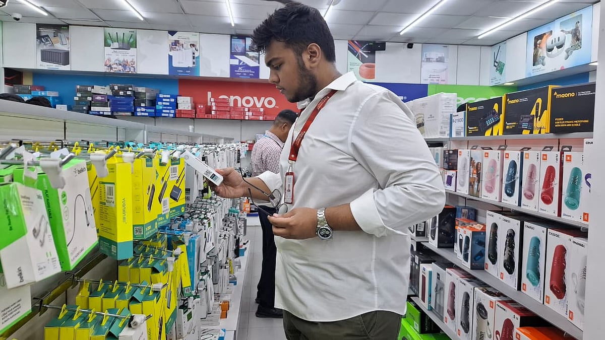 ইসিএস কম্পিউটার সিটিতে প্রযুক্তিপণ্য পছন্দ করছেন ক্রেতারা