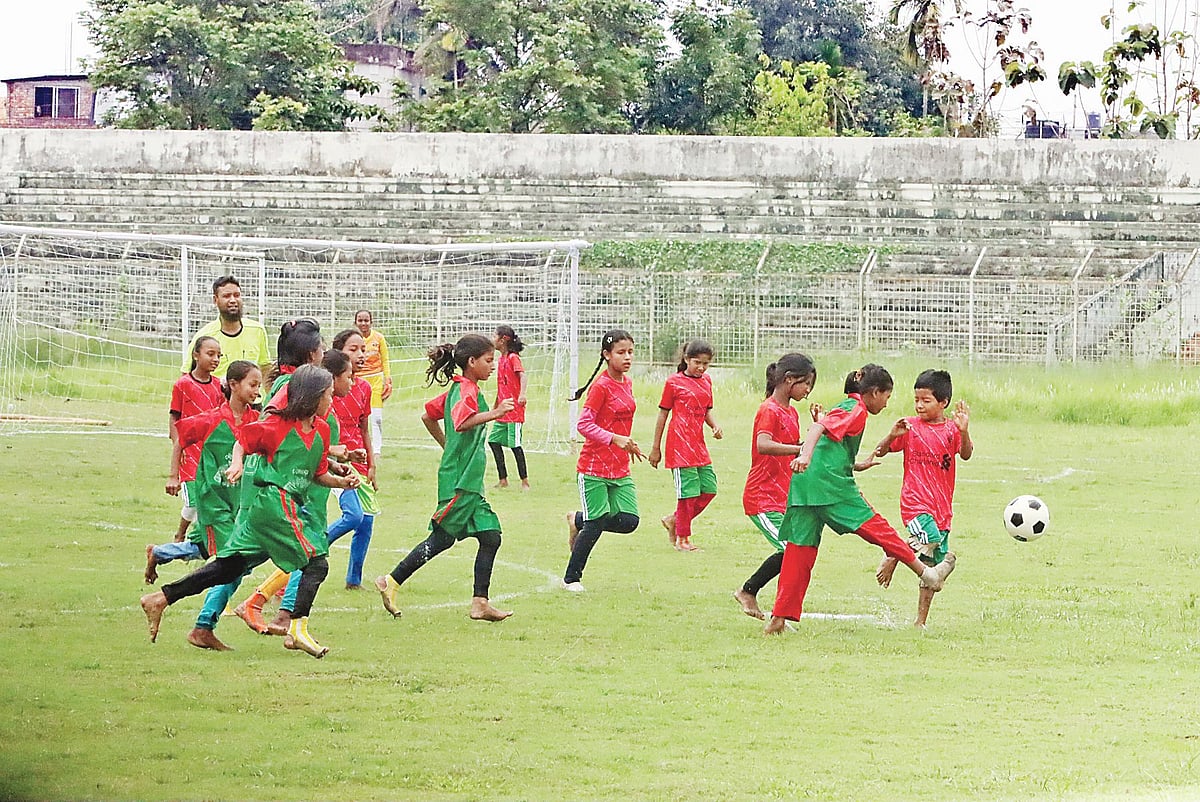 বদরগঞ্জের রাধানগর মণ্ডলপাড়া সরকারি প্রাথমিক বিদ্যালয় ও তারাগঞ্জের পশ্চিম কুর্শা শিকারপাড়া সরকারি প্রাথমিক বিদ্যালয় দলের খেলার একটি মুহূর্ত। ১৪ মে রংপুর স্টেডিয়ামে
