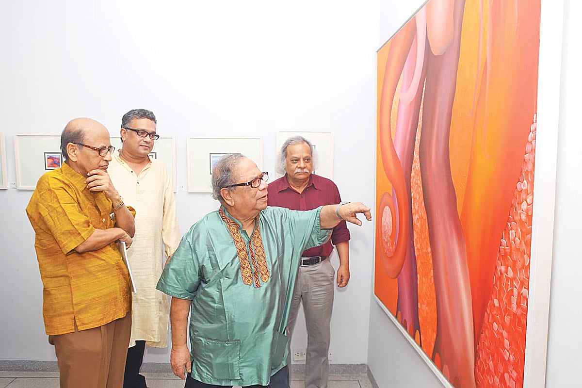 ২০১৩ সালে গ্যালারি কায়ার এক প্রদর্শনীতে (বাঁ থেকে) শিল্পী সমরজিৎ রায়চৌধুরী, গৌতম চক্রবর্তী, মুর্তজা বশীর ও স্থপতি সামসুল ওয়ারেস