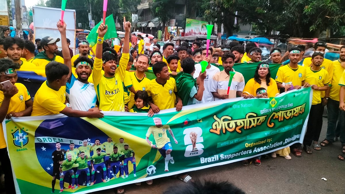 ব্রাজিলের ভক্ত ও সমর্থকদের বর্ণাঢ্য শোভাযাত্রা। আজ বৃহস্পতিবার সকালে দিনাজপুর শহরের গোর–এ–শহীদ বড় ময়দান এলাকায়