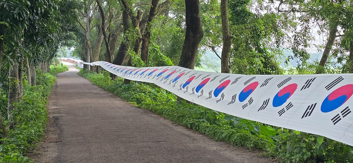 দক্ষিণ কোরিয়ার ভক্ত আবু কাউছার এবার টাঙালেন ৫ কিলোমিটার পতাকা