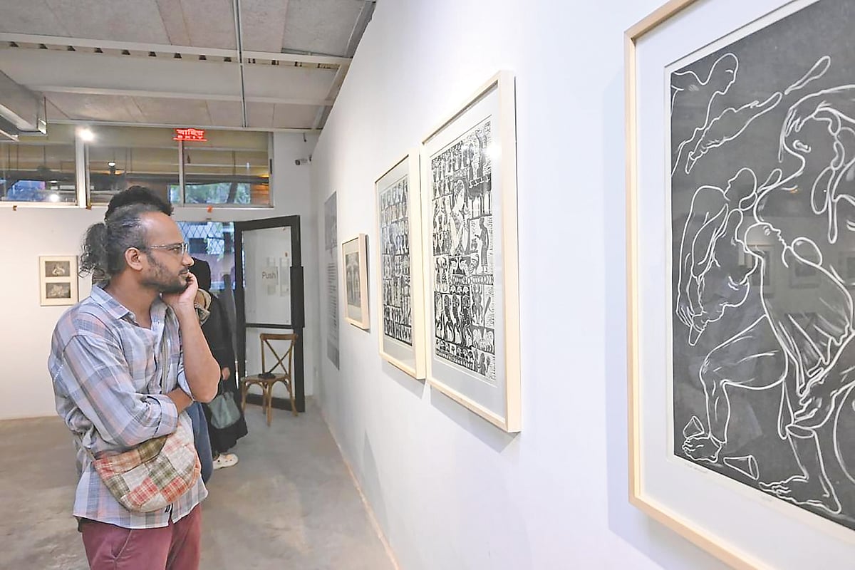 ‘বাঁকমুহূর্ত’ নামের প্রদর্শনীতে শিল্পকর্ম দেখছেন দর্শক। তেজগাঁওয়ের আলোকি কনভেনশন সেন্টারে চলছে এই যৌথ শিল্পকর্ম প্রদর্শনী