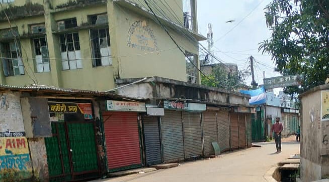 খুলনা নগরের শেখপাড়ার নজরুল নগর সরকারি প্রাথমিক বিদ্যালয়সংলগ্ন ইসমাইল আয়রন মার্কেটের বন্ধ দোকানপাট। বৃহস্পতিবার বেলা আড়াইটার দিকে তোলা