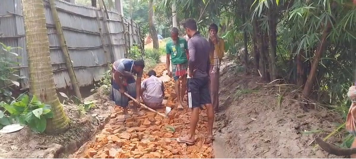দীর্ঘদিন সংস্কার না হওয়ায় চলাচলের অনুপযোগী হয়ে পড়া রসুলপুর পকপাড়া গ্রামের রাস্তা নিজ উদ্যোগে মেরামত করছেন গ্রামবাসীরা। গতকাল শুক্রবার সকালে তোলা ছবি