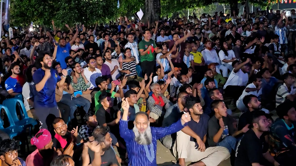 বিশ্বকাপের প্রথম ম্যাচে সার্ভার জটিলতা ছাপিয়ে টিএসসিতে ফুটবলপ্রেমীদের উচ্ছ্বাস