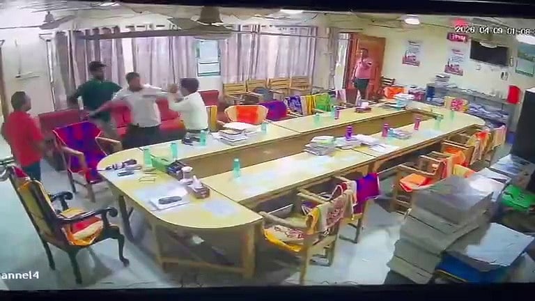 সরকারি কলেজের দুই শিক্ষকের হাতাহাতির ভিডিও ভাইরাল, তদন্তে কমিটি