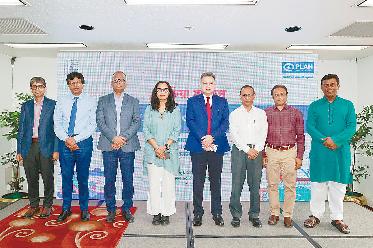 ‘আবহাওয়া, দুর্যোগ ও জনস্বার্থে সাংবাদিকতা’ শীর্ষক মিডিয়া সংলাপে অতিথিরা। গতকাল রাজধানীর প্যান প্যাসিফিক সোনারগাঁও হোটেলে