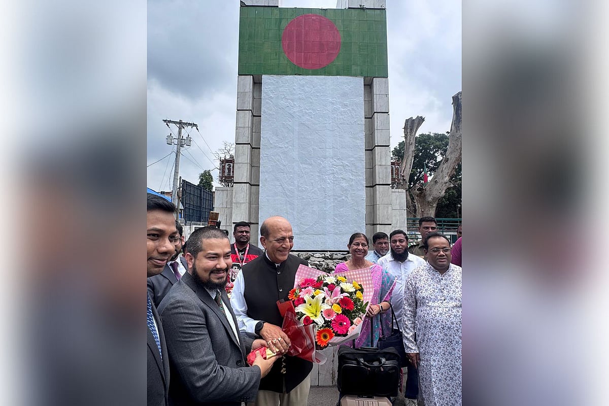 বাংলাদেশে নিযুক্ত ভারতের নতুন হাইকমিশনার দিনেশ ত্রিবেদী আজ শুক্রবার বেলা সাড়ে ১১টার পর বেনাপোল-পেট্রাপোল স্থলবন্দর দিয়ে বাংলাদেশে আসেন