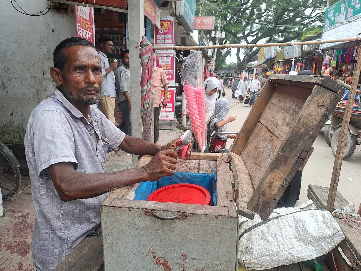 ‘আইসকিরিম বেচি ব্যাটাবেটির নেকাপড়ার খরোচ কুলব্যার পাচ্চি না’