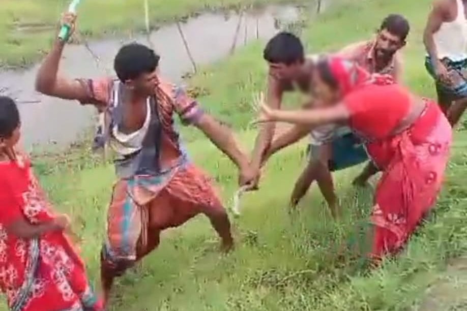 নোয়াখালীতে প্রকাশ্যে নারীকে পেটালেন যুবদল নেতা