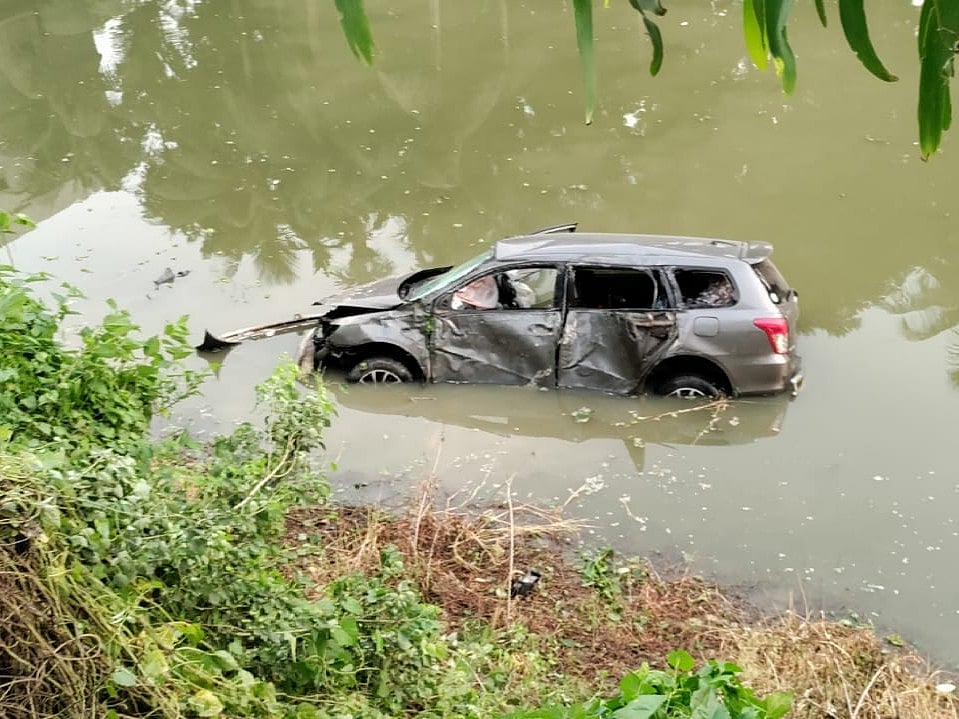 প্রাইভেট কার পড়ল ডোবায়, মায়ের কোল থেকে ছিটকে পড়ে শিশুর মৃত্যু