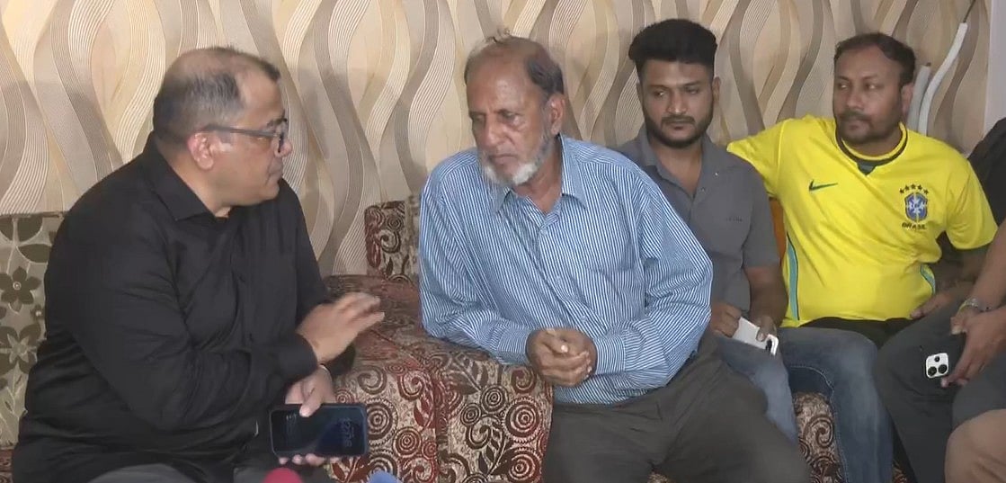 ক্রিকেটার নাঈম হাসানের বাসায় গিয়ে তাঁর পরিবারের সদস্যদের সঙ্গে কথা বলছেন সিএমপি কমিশনার হাসান মো. শওকত আলী। আজ দুপুরে চট্টগ্রাম নগরের ফরিদা পাড়ায়