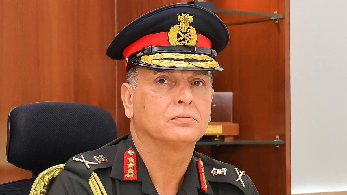 লেফটেন্যান্ট জেনারেল ধীরাজ শেঠ ভারতের ন্যাশনাল ডিফেন্স একাডেমির প্রাক্তন শিক্ষার্থী ও আর্মার্ড কোরের কর্মকর্তা