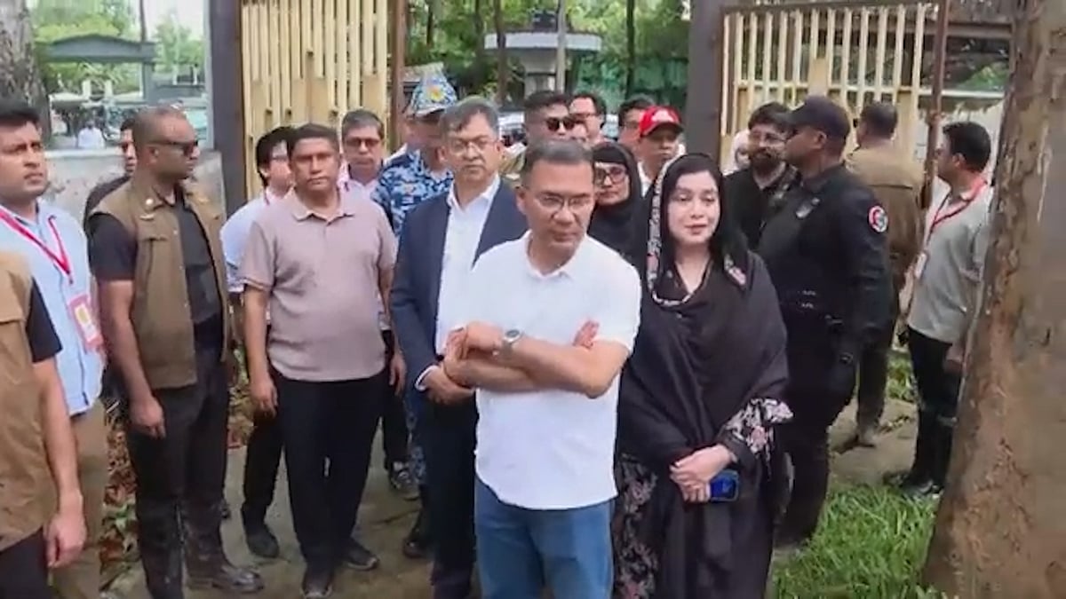 স্ত্রীকে সঙ্গে নিয়ে ডুলাহাজারা সাফারি পার্ক ঘুরে দেখলেন প্রধানমন্ত্রী