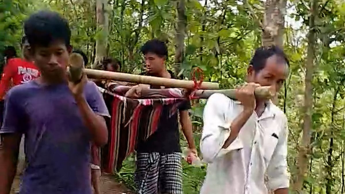 বাঁশের দোলায় প্রসূতিকে নেওয়া হলো হাসপাতালে