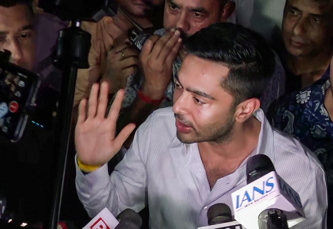 সিআইডির দল জিজ্ঞাসাবাদের জন্য কলকাতায় বাসভবনে পৌঁছার পর গণমাধ্যমকর্মীদের সঙ্গে কথা বলেন অভিষেক বন্দ্যোপাধ্যায়। ১২ জুন ২০২৬, পশ্চিমবঙ্গ