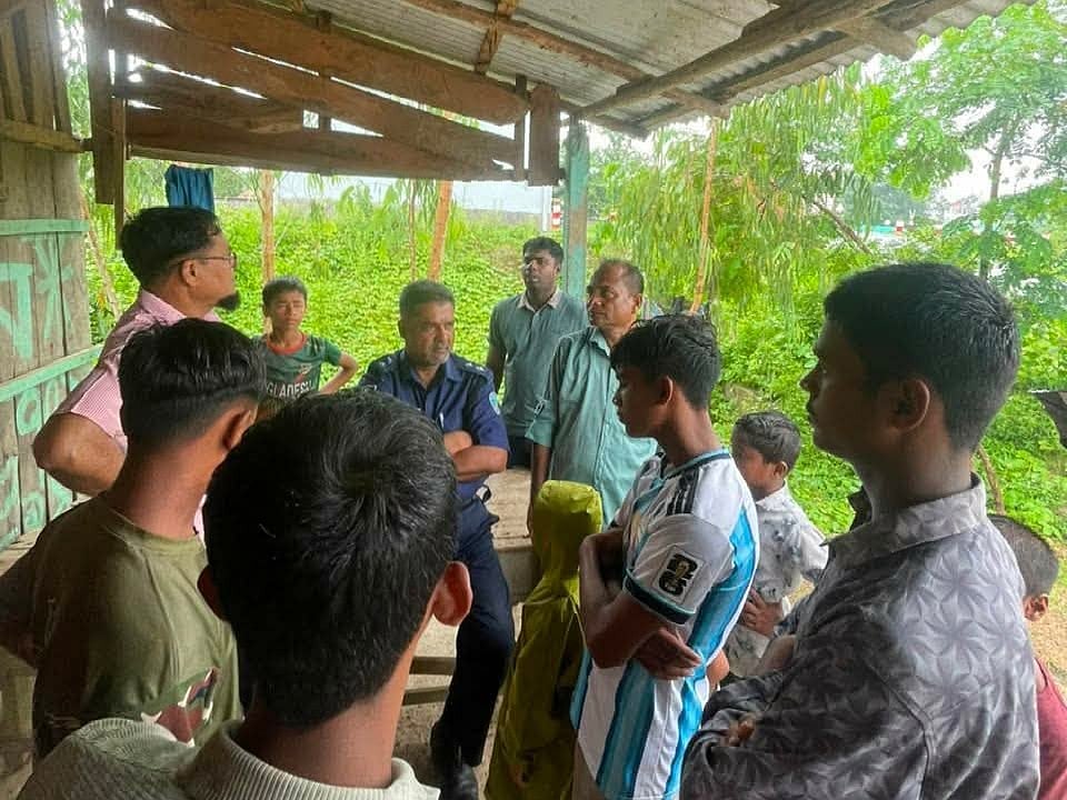 ডাকাতির খবর পেয়ে ঘটনাস্থল পরিদর্শন করে পুলিশ। আজ সকালে কক্সবাজারের চকরিয়া উপজেলার বরইতলী ইউনিয়নে
