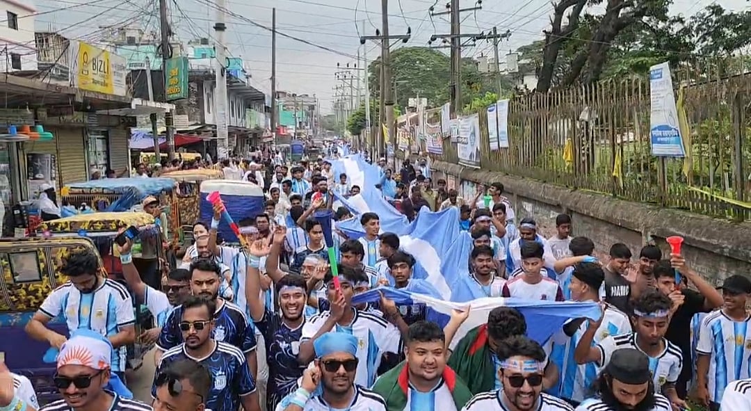 ব্রাজিল সমর্থকদের টেক্কা দিতে ৩ হাজার ৩০০ ফুট পতাকা বানালেন আর্জেন্টিনার সমর্থকেরা