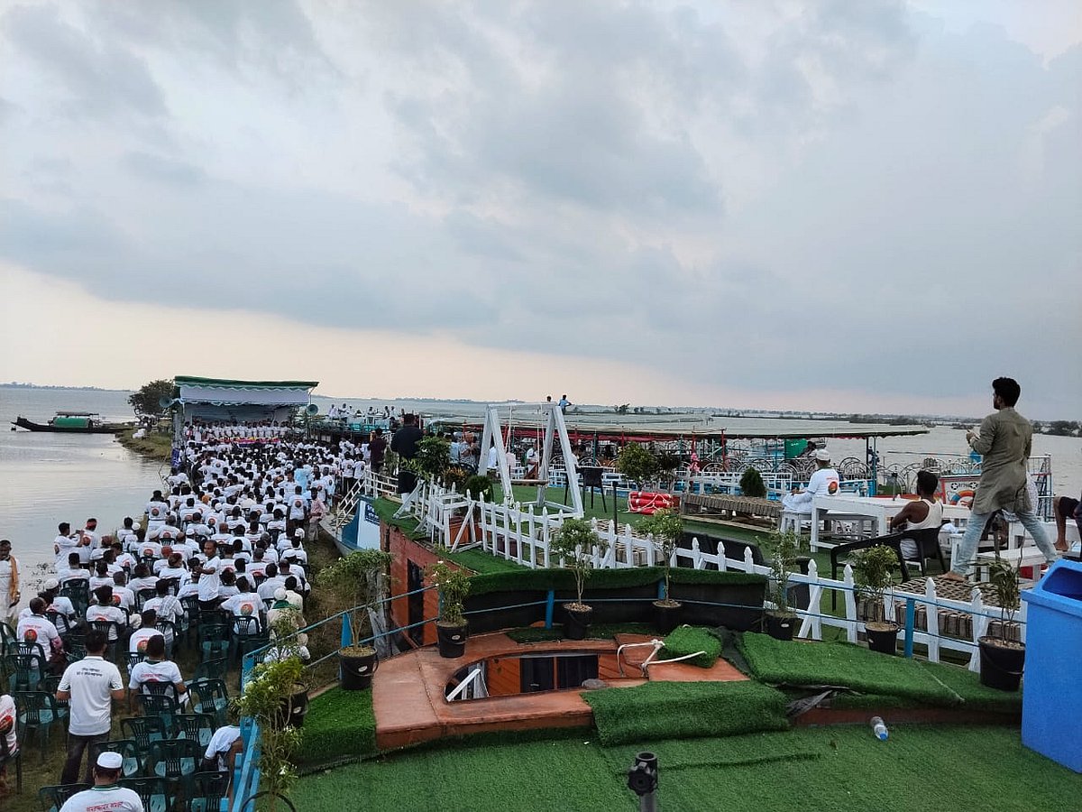 সুনামগঞ্জ-১আসনের বিএনপির নেতাকর্মীদের নিয়ে সংসদ সদস্য কামরুজ্জামান কামরুলের হাওরে আনন্দভ্রমণ ও পুনর্মিলনী সমাবেশ। শুক্রবার বিকেলে তাহিরপুর উপজেলার মাটিয়ান হাওরে