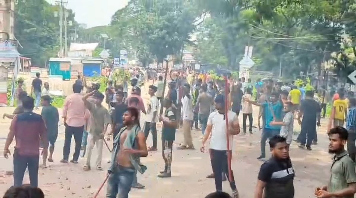 হজযাত্রীর লাগেজ হারানোর ঘটনাকে কেন্দ্র করে ব্রাহ্মণবাড়িয়ায় দুই পক্ষের সংঘর্ষ, আহত ৩০