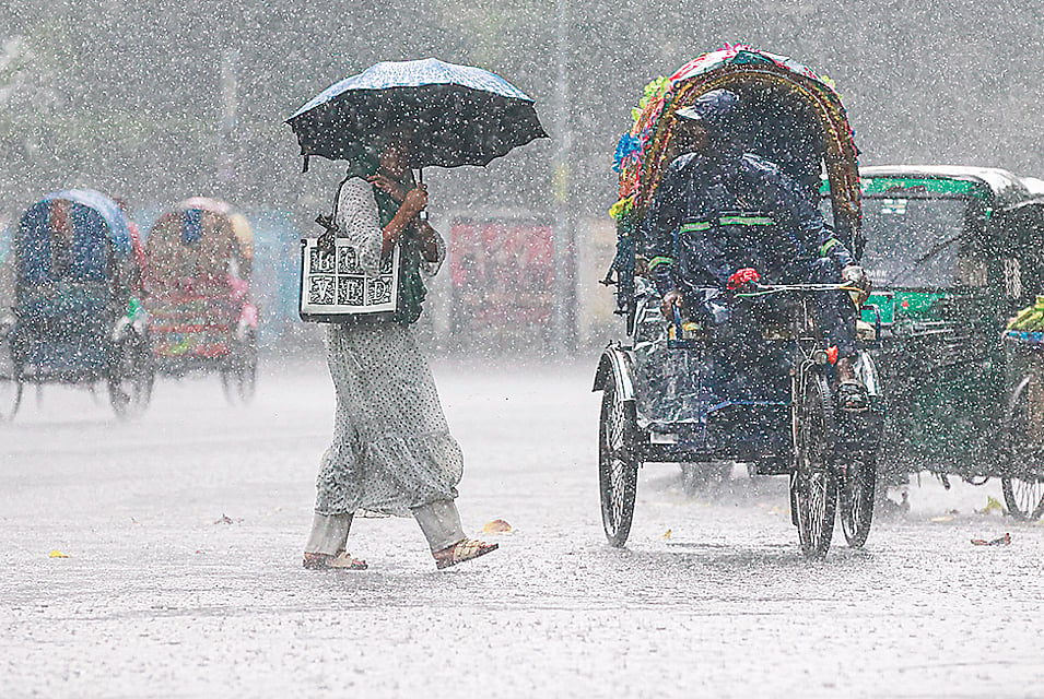 বৃষ্টিতে জনজীবন। শনিবার ঢাকা বিশ্ববিদ্যালয় এলাকায়