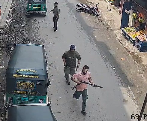 অস্ত্র হাতে তিন সন্ত্রাসী। গতকাল বেলা দেড়টার দিকে চট্টগ্রামের রাউজানের পাহাড়তলীর চৌমুহনী বাজারে