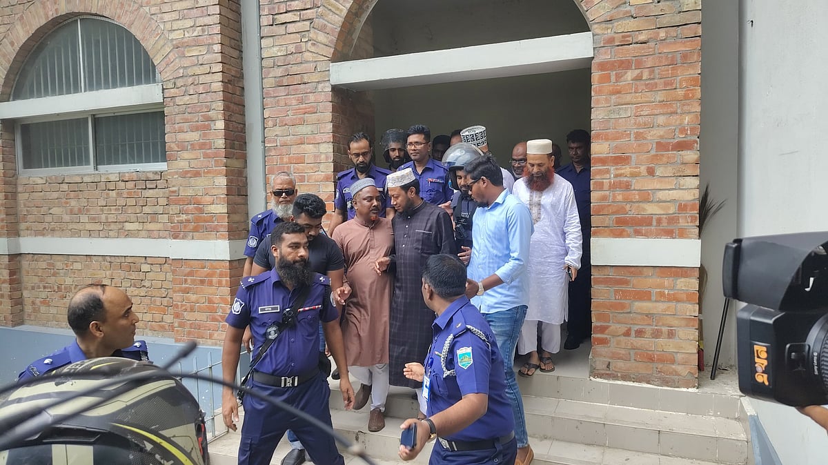 আদালতে আত্মসমর্পণ করে স্থায়ী জামিন পেলেন এমপি আমির হামজা