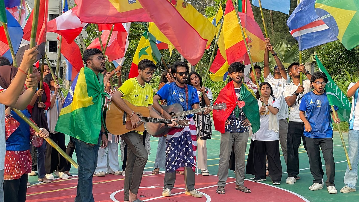 বিশ্বকাপের চেনা উন্মাদনাকেই ক্যামেরাবন্দী করেছেন নোয়াখালী বিজ্ঞান ও প্রযুক্তি বিশ্ববিদ্যালয়ের (নোবিপ্রবি) শিক্ষার্থীরা