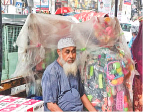 ফুটপাতের এই বিক্রেতাদের দিন কেমন কাটে