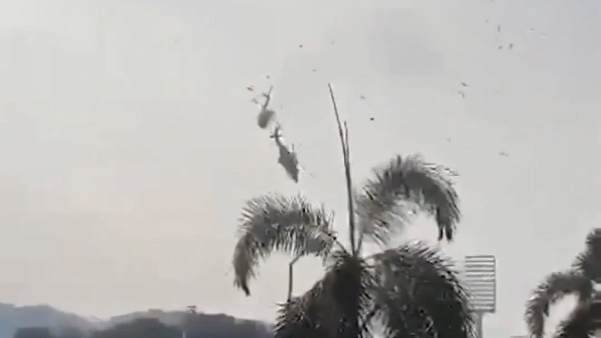 মাঝ–আকাশে দুই হেলিকপ্টারের মুখোমুখি সংঘর্ষ, নিহত ৬