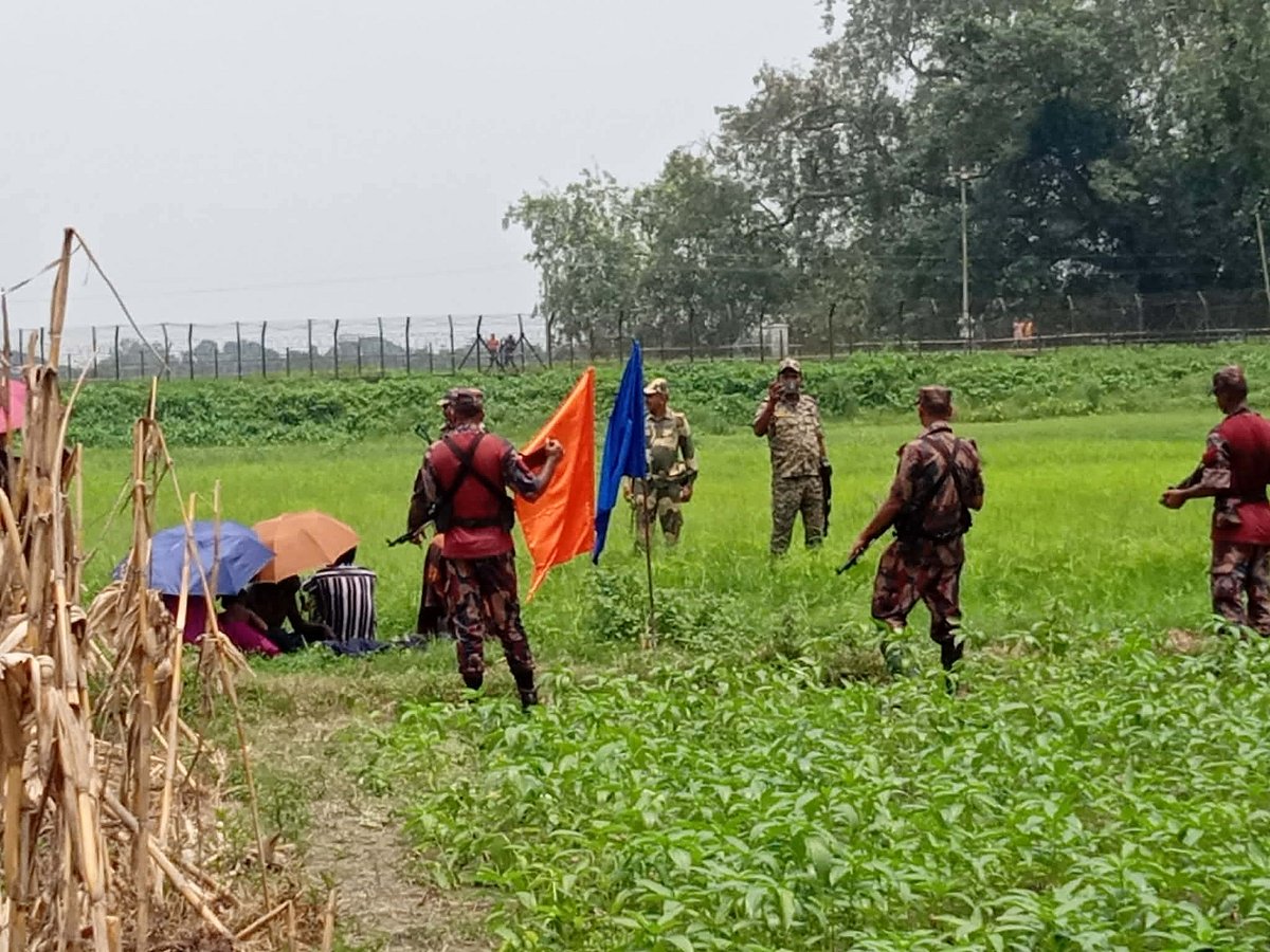 কুড়িগ্রামের রৌমারী সীমান্তে ছয়জনকে ঠেলে পাঠানোর চেষ্টা করেছে ভারতের সীমান্তরক্ষী বাহিনী বিএসএফ। সোমবার দুপুরে উপজেলার গয়টাপাড়া এলাকায়