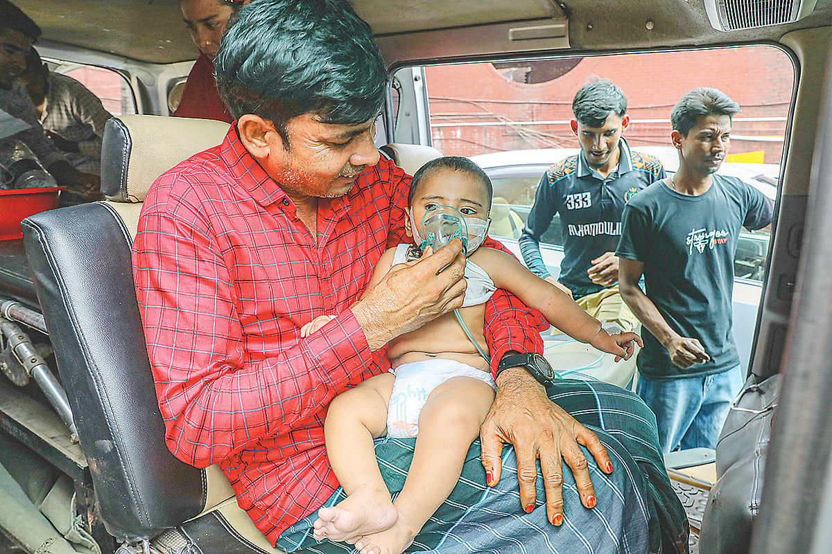 হামে আক্রান্ত পাঁচ মাসের শিশু আরিয়ান। গতকাল দুপুরে বাংলাদেশ শিশু হাসপাতাল প্রাঙ্গণে