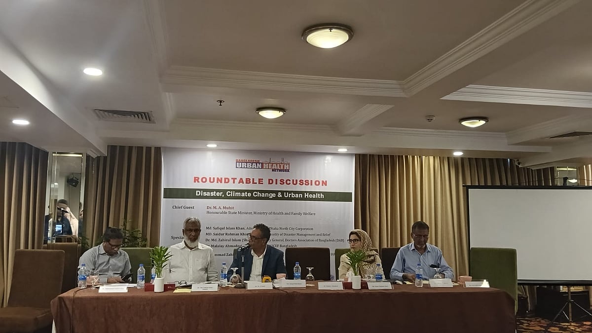 বাংলাদেশ আরবান হেলথ নেটওয়ার্ক ও ইউনিসেফ আয়োজিত ‘দুর্যোগ, জলবায়ু পরিবর্তন ও নগর স্বাস্থ্য’ শীর্ষক গোলটেবিল বৈঠকে অতিথিরা। ঢাকা, ১৫ জুন ২০২৬