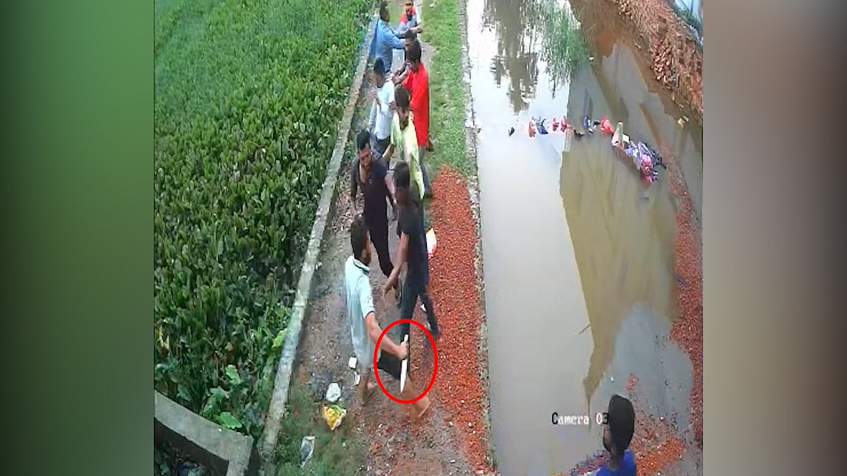 নির্মাণসামগ্রী কিনতে অস্বীকৃতি, ব্যাংক কর্মকর্তার পরিবারে হামলা