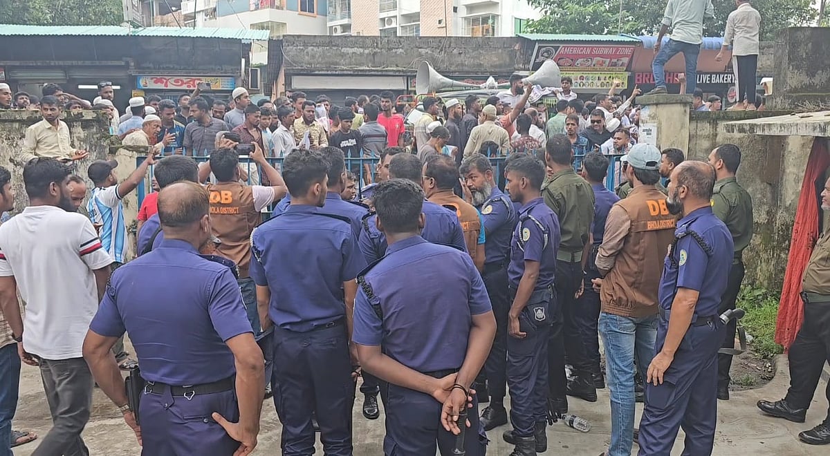 ভোলায় মেঘনা নদী ভাঙন রোধের দাবিতে সড়ক অবরোধ। আজ মঙ্গলবার