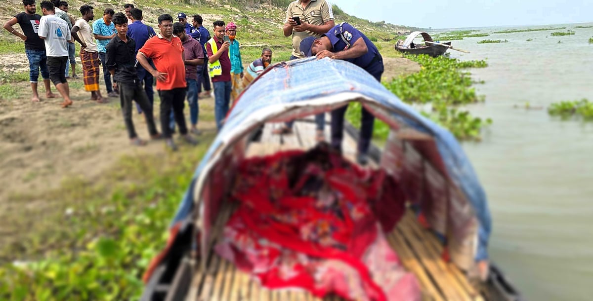 পদ্মা নদীতে ভাসমান একটি নৌকা থেকে গুলিবিদ্ধ লাশ উদ্ধার করে পুলিশ। মঙ্গলবার বেলা তিনটার দিকে নাটোরের লালপুর উপজেলার রায়টার চর এলাকায়