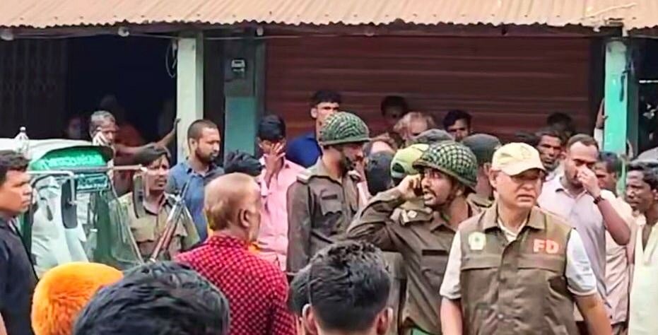কক্সবাজারের মহেশখালীতে বন বিভাগের কর্মীদের ওপর হামলার পর ঘটনাস্থলে আইনশৃঙ্খলা বাহিনীর সদস্যরা। আজ দুপুরে